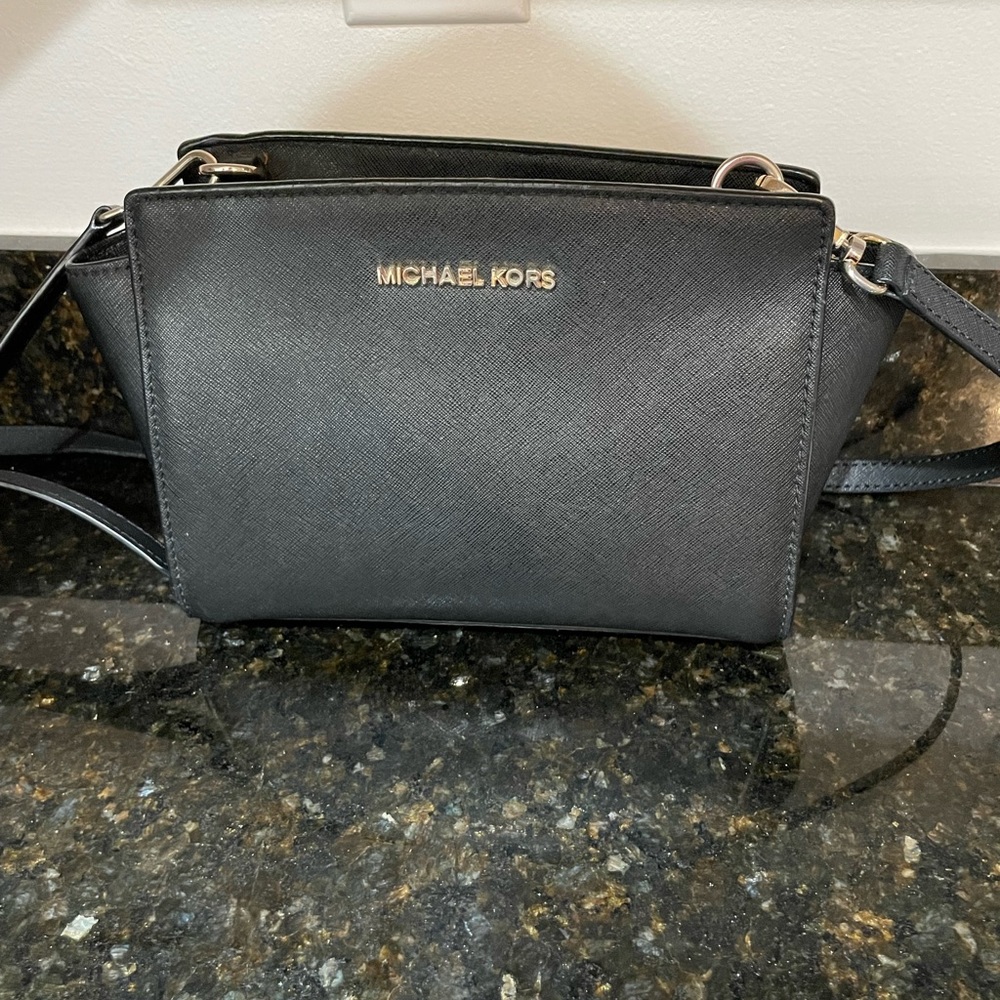 GENTLY USED MICHAEL KORS SELMA MEDIUM SAFFIANO BLACK LEATHER CROSSBODY BAG.
